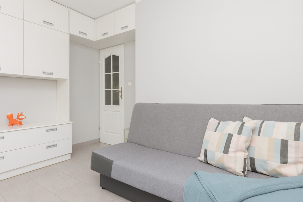 Warsaw Batuty Apartment by Renters view 4