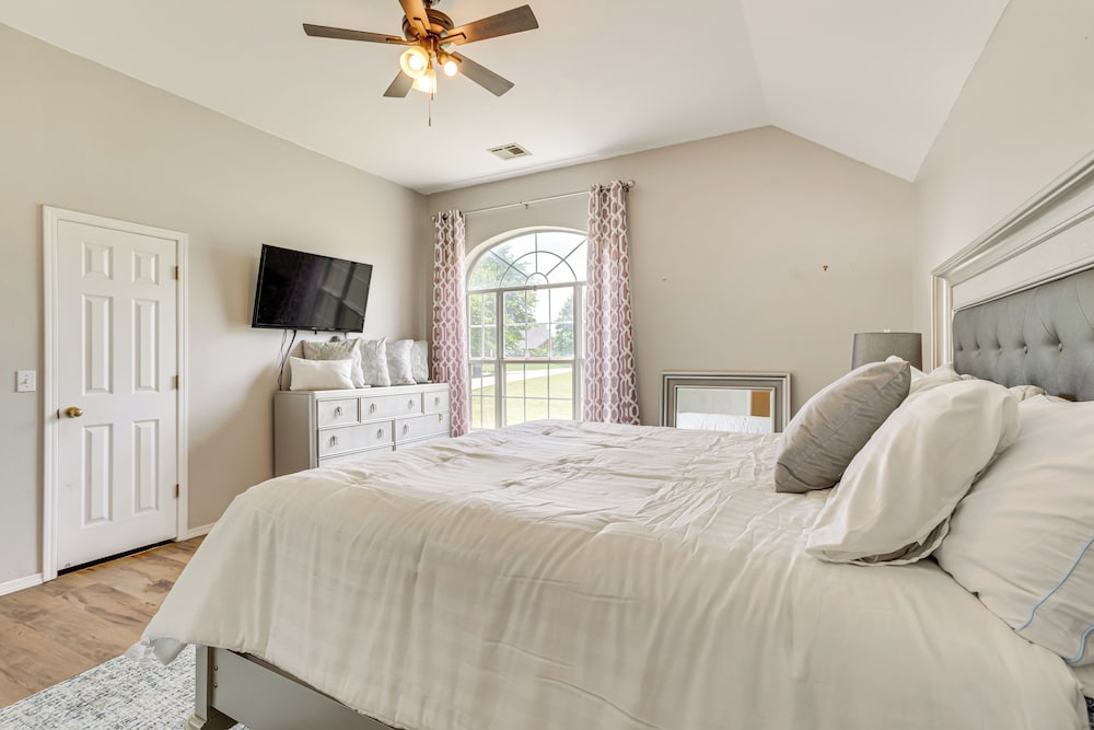 < 1 Mi to Oak Tree National: Cozy Getaway!