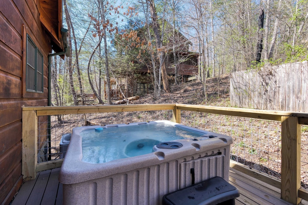 Hottub, Game Room, Forest Views, Near Gatlinburg Four Bears Lodge by Avantstay