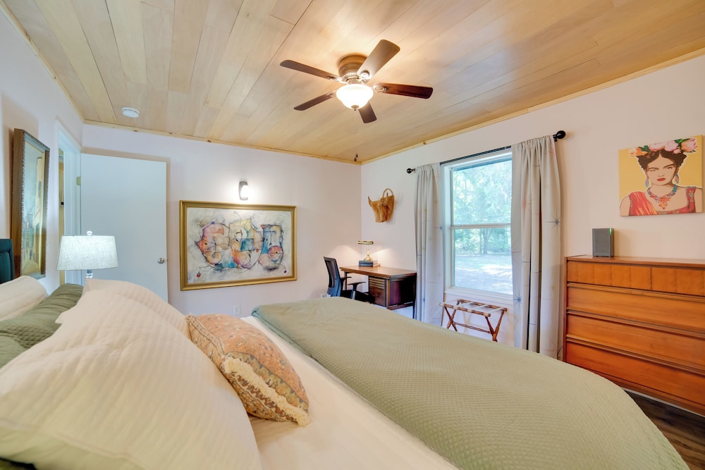 Secluded Getaway on ~10 Acres in The Piney Woods!
