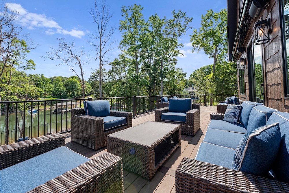Black Bear Lodge by Avantstay Lakefront Dock Pool Theater Sleeps 20