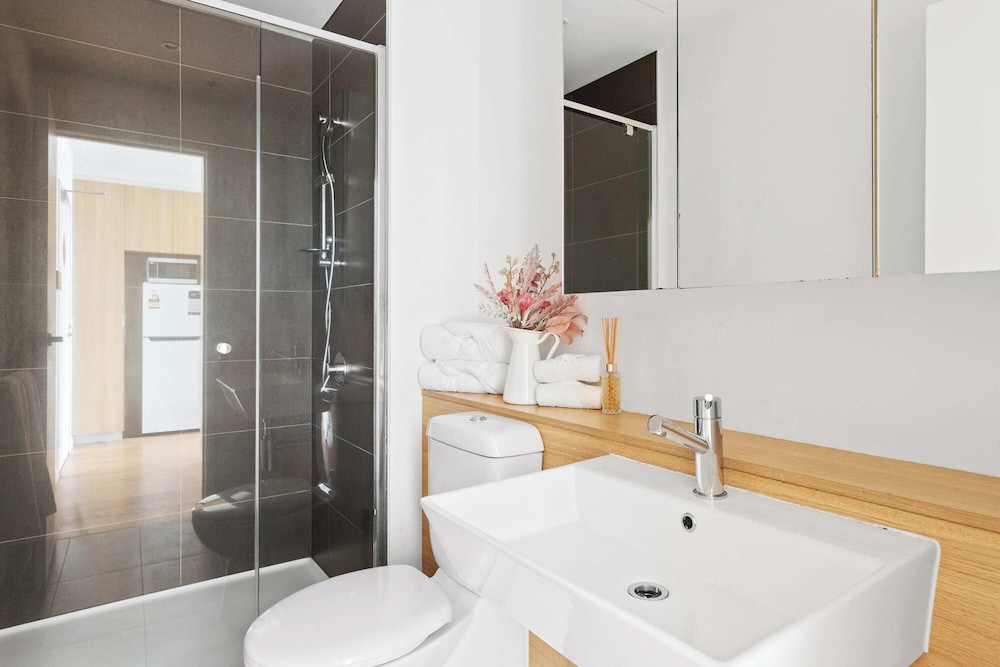Modern 2BR Apt Next to Southern Cross Free Parking