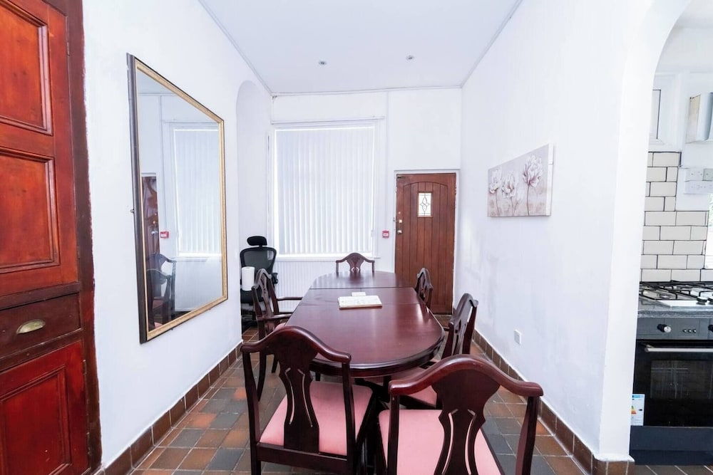 Charming Victorian Home in Heart of Leicester