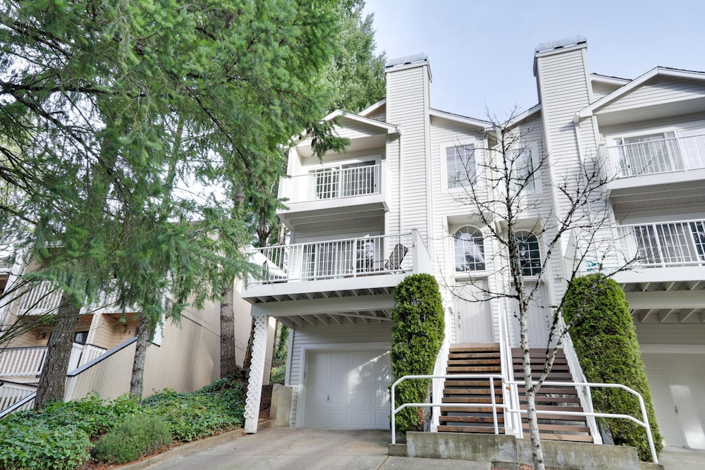 Lake Oswego Home w/ Deck 9 Mi to Downtown Portland view 4