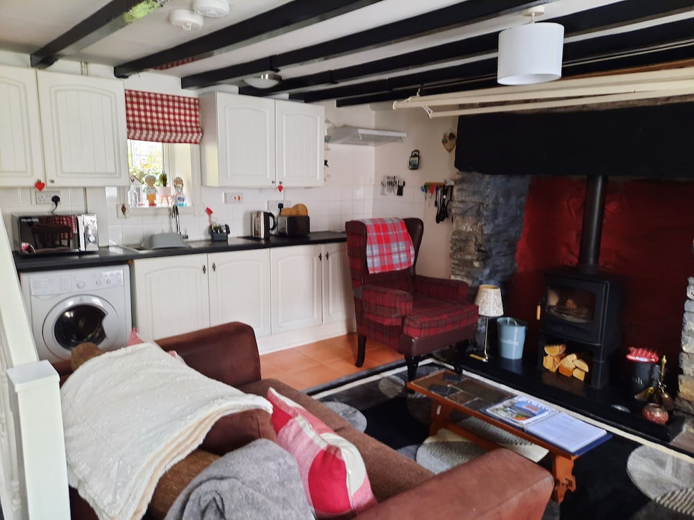 2 Bed House - Sleeps 3 - Pets - Garden - Parking view 5