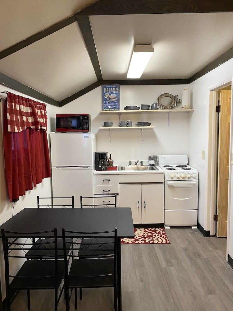 Lamplighter Cabins & Suites