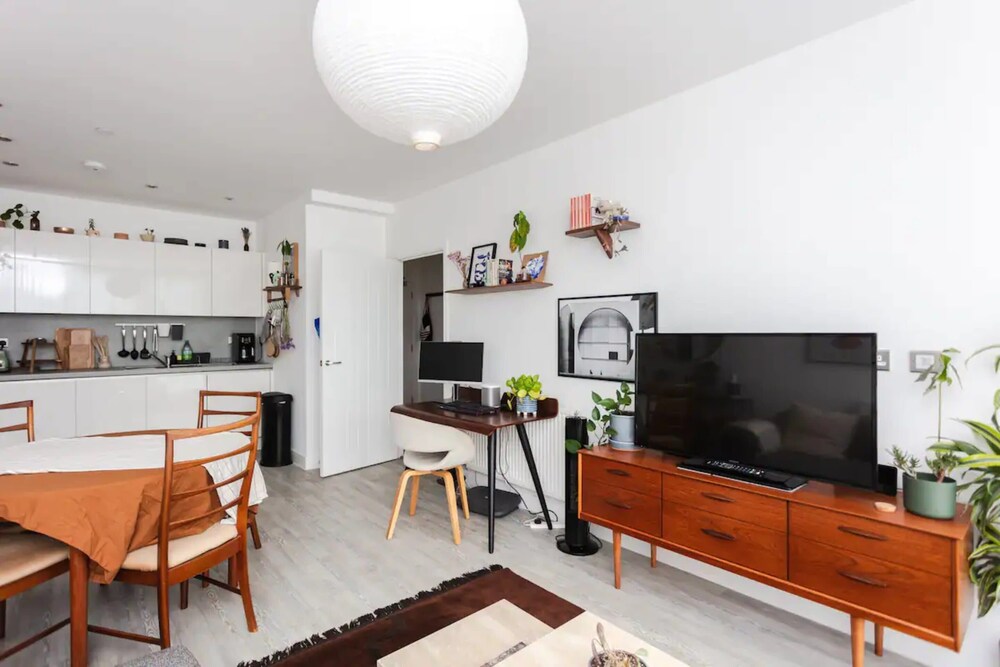 Bright 1 Bedroom Apartment in Hackney Wick With Balcony