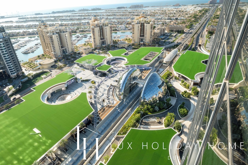 LUX Iconic Views at Palm Tower Studio