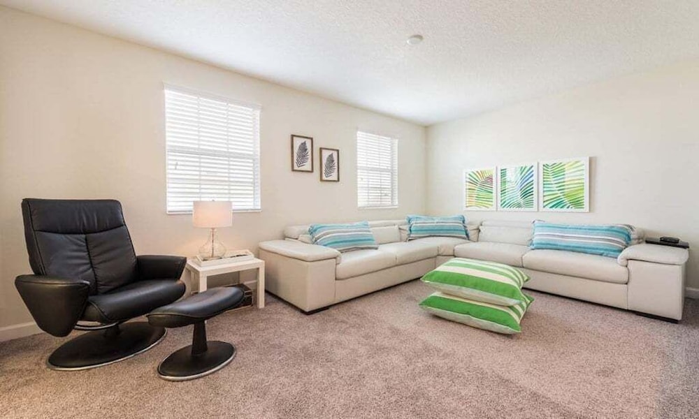 Spacious 5 Bed Pool Home With Game Room 5 Bedroom Home