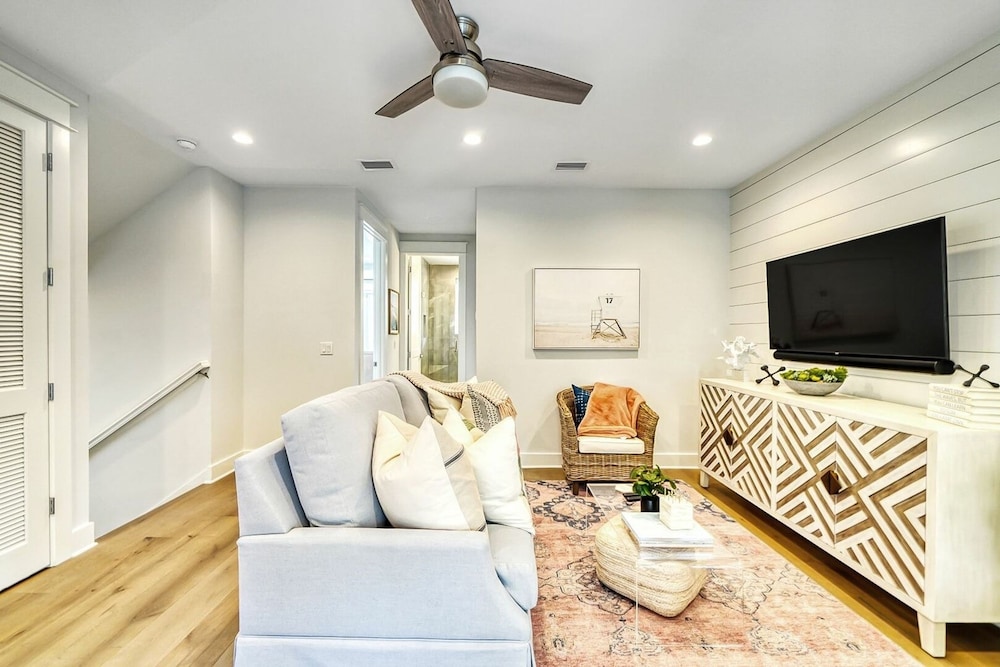 Amour La Mer by Avantstay Rooftop Patio Pool Access Walk to Beach