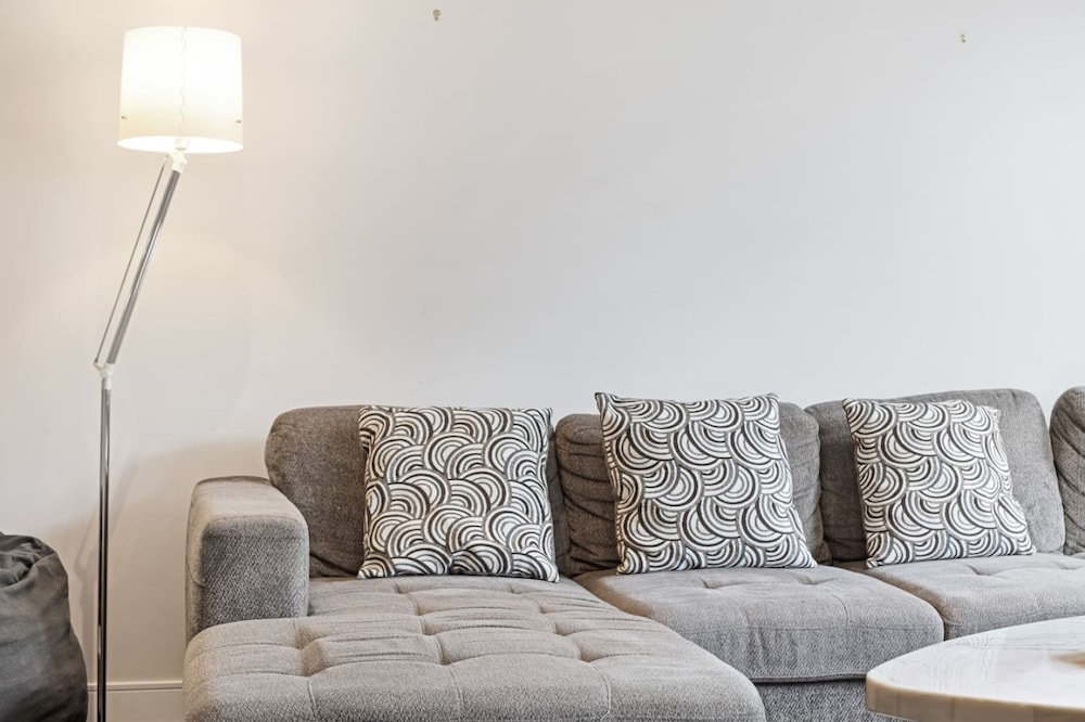 Family-friendly 3BR Mississauga Home w Parking