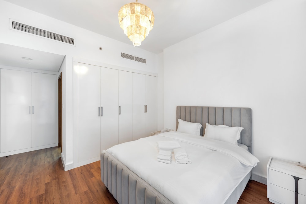Chic 1BR Canal View at Waves Tower