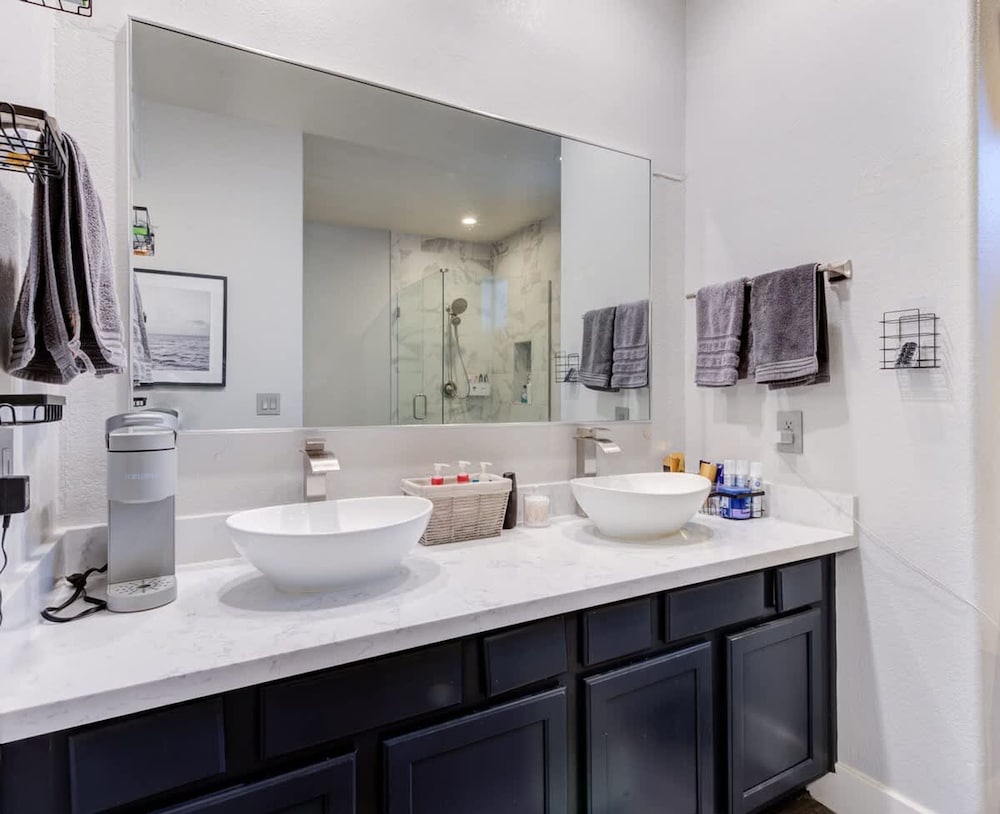 Lux Scottsdale Condo Overlooks 9th Hole Near Golf