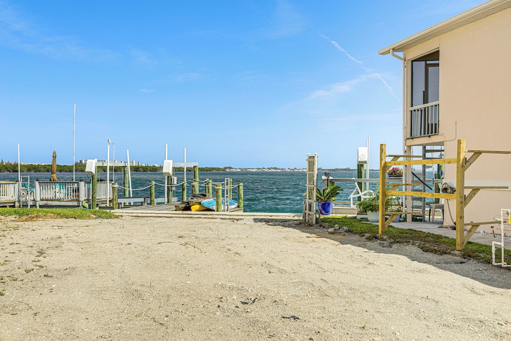 Ocean Access, Mini Golf & Pools: Jensen Beach Gem