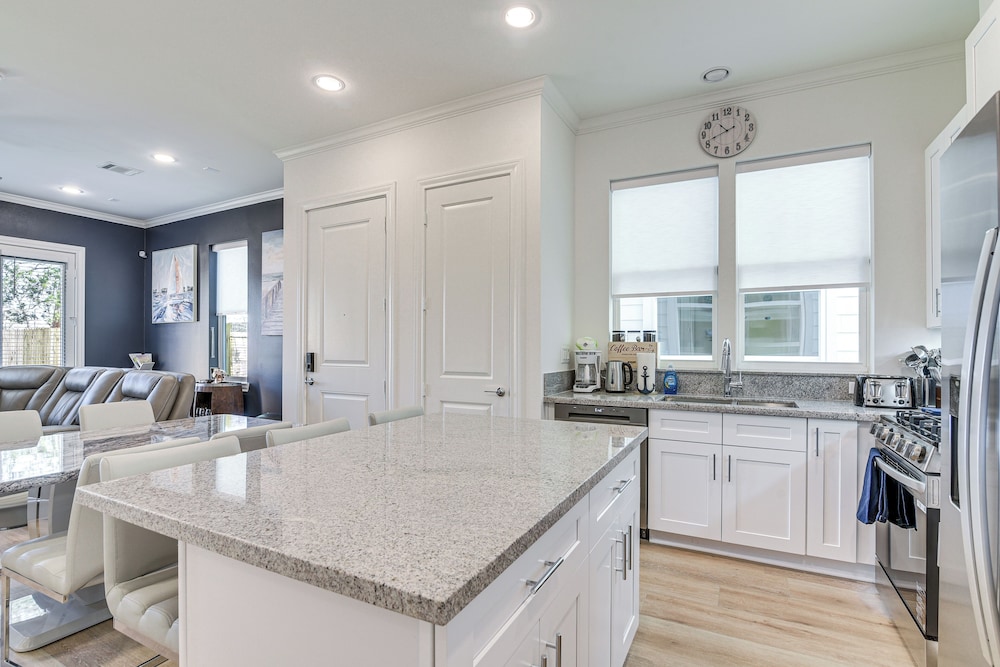 6 Mi to Hospitals: Nurse-friendly Houston Home!