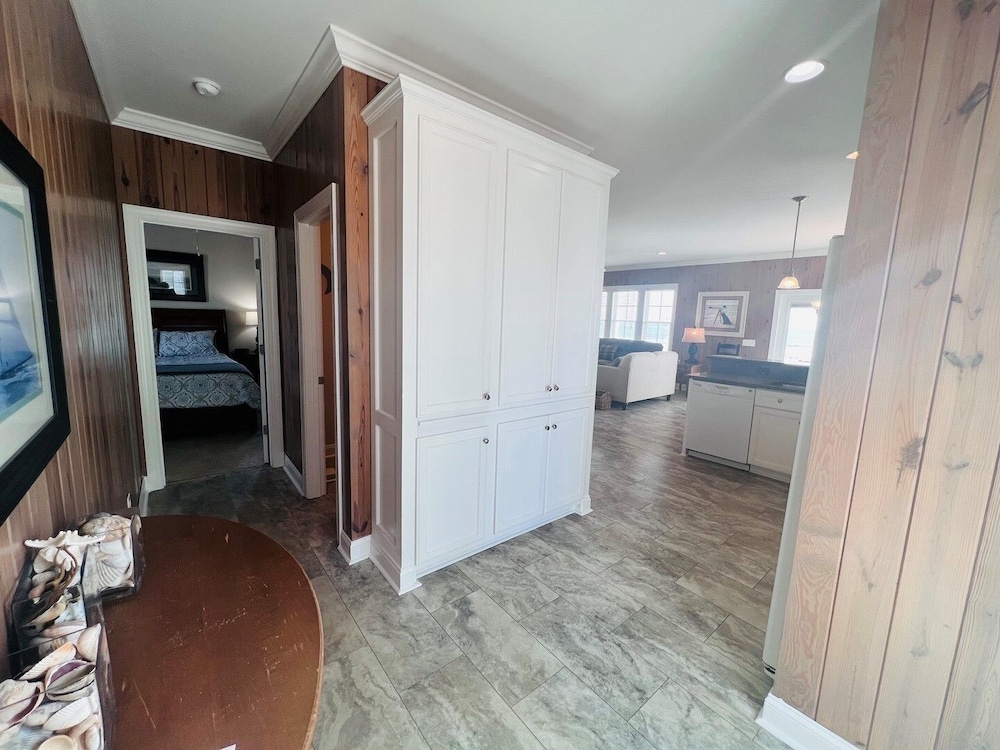 1 Ez Access 4 Bedroom Home by RedAwning