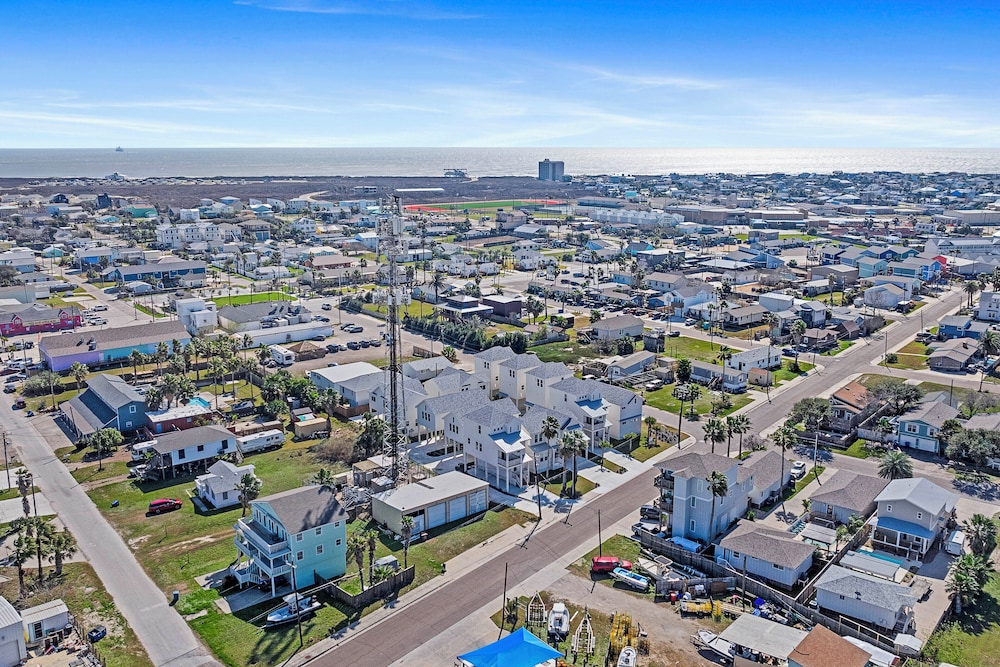 1 Mi to Beach: Home w/ Pool Access in Port Aransas