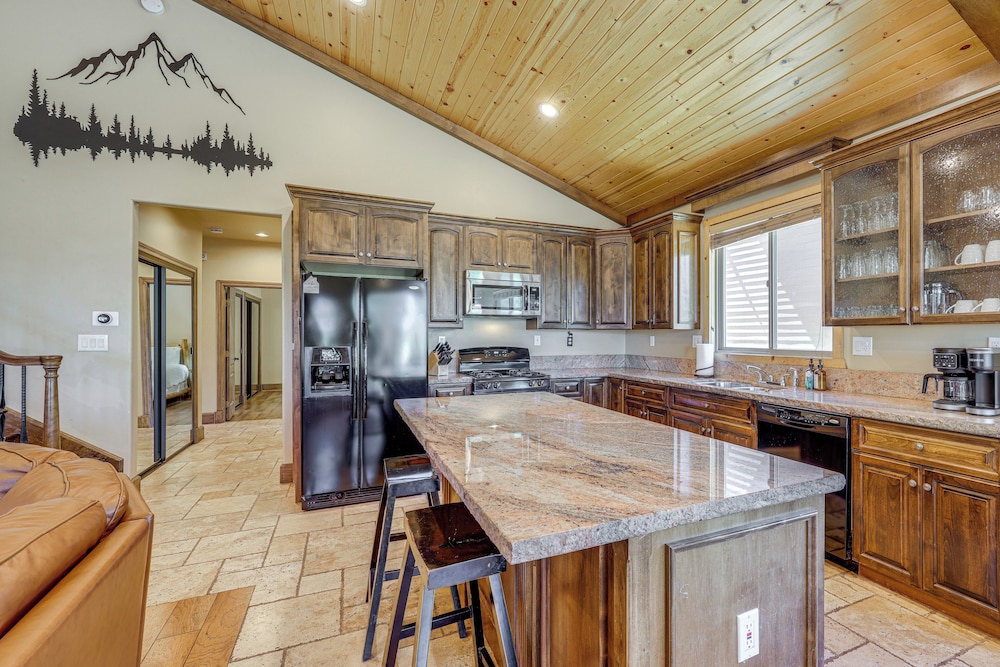 Walkable Big Bear Lake Home w/ Private Hot Tub!