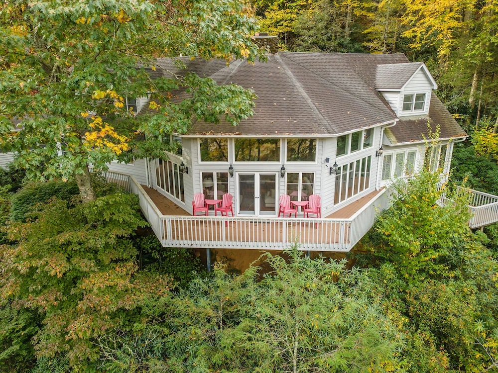 Riverfront Sanctuary Your Mountain Getaway