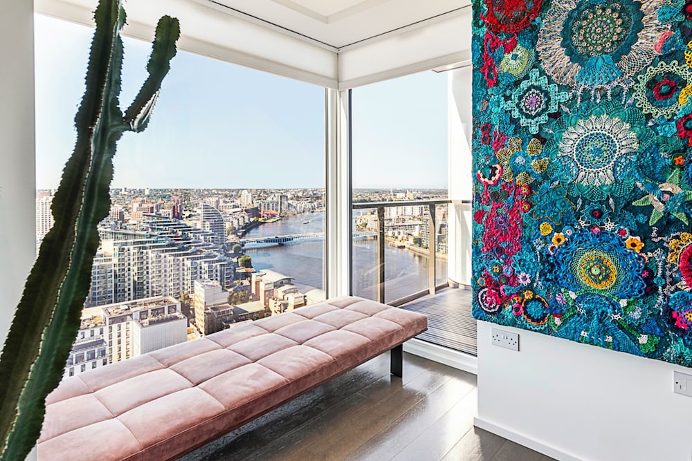 Luxurious 3-bed Sky-high Battersea Gem