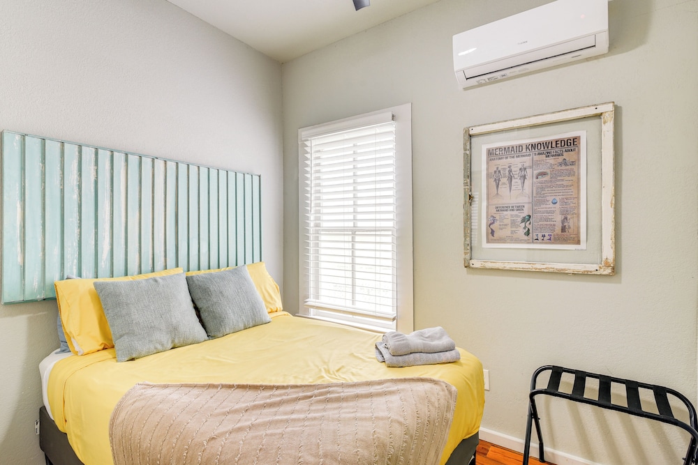 1 Mi to Dtwn: Home w/ Fenced Yard in Galveston!