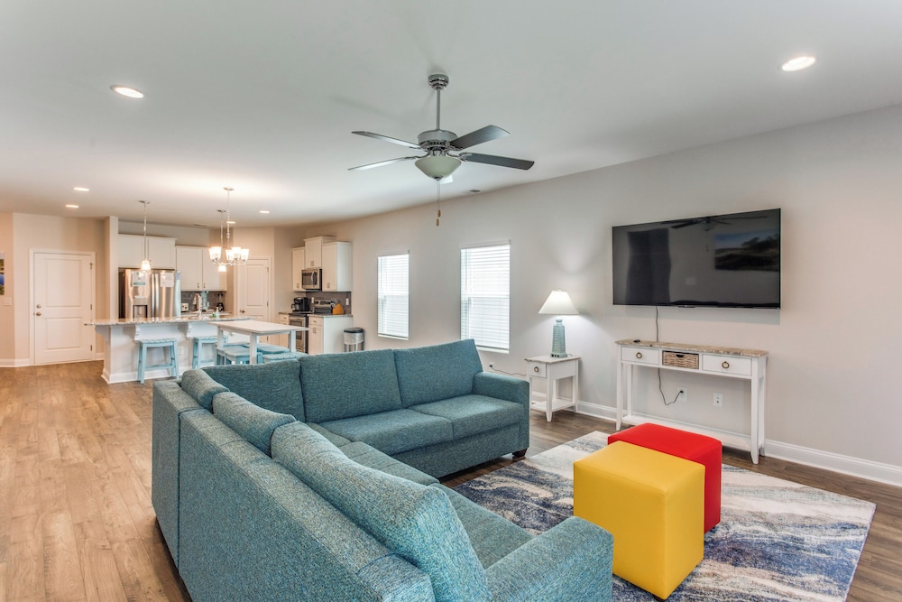 4 Mi to Beaches: Sleek Retreat in Ocean Isle Beach