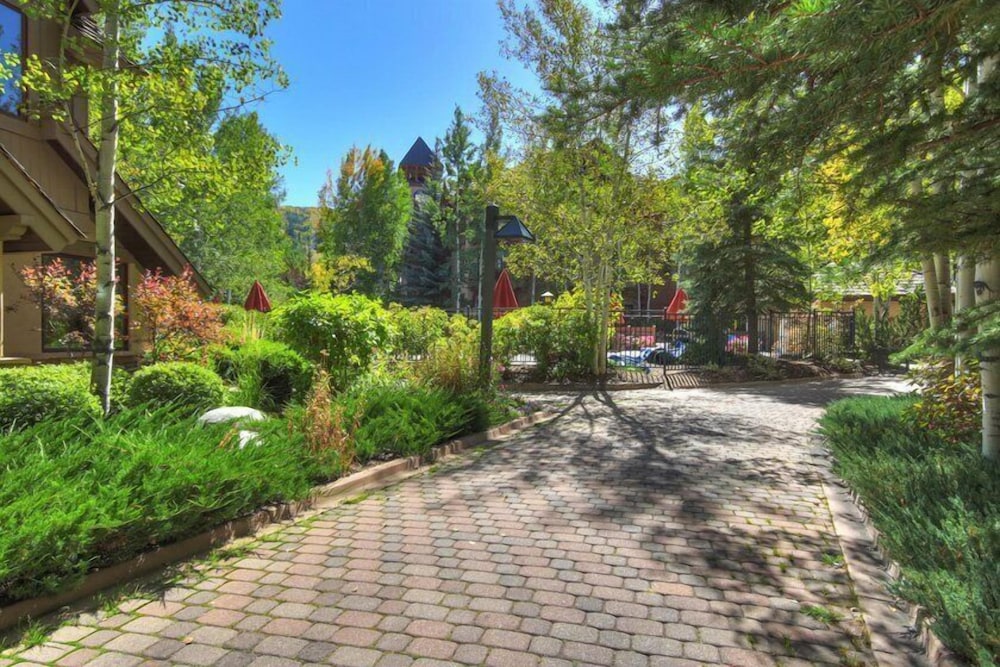 Cozy & Central Arrowhead Ge Townhome 2 Bedroom Condo by RedAwning view 3