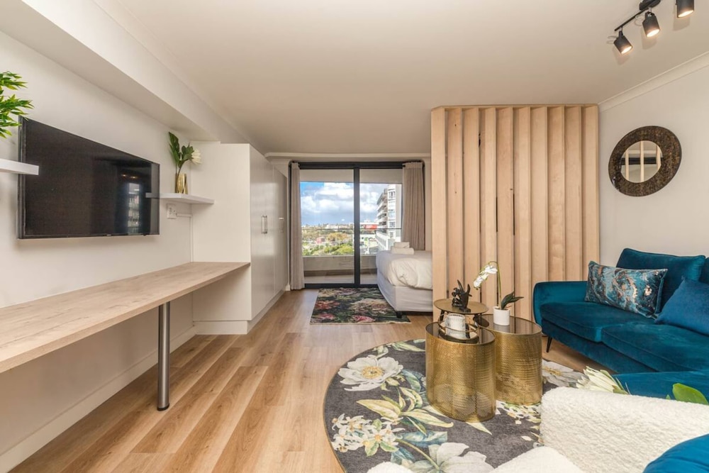 Colourful and Cosy Studio Apartment in Newlands view 4