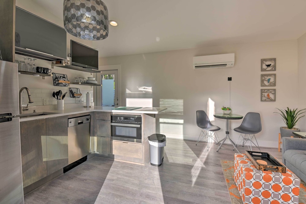 Mid-century Modern Beach Cottage With Fire Pit!