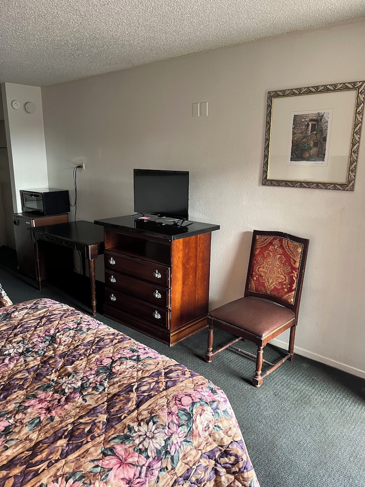 Glen Rose Inn and Suites view 5