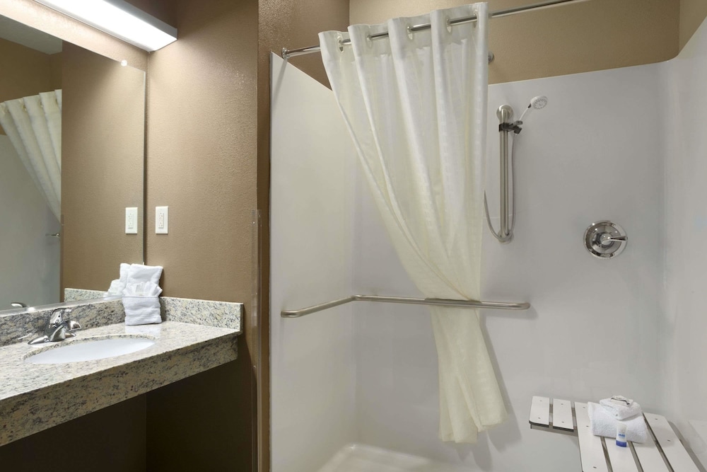 Sonesta Essential Fairmont - Property Image 9
