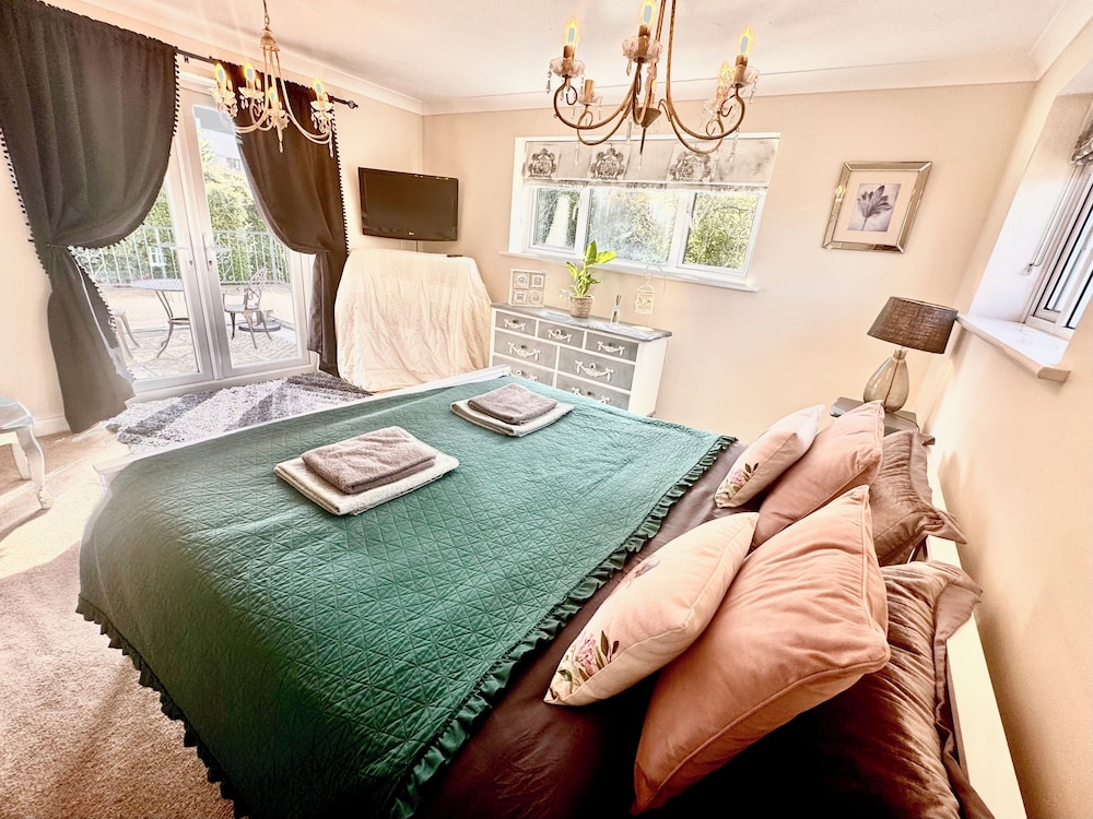 Peveril House, Spacious Eco-friendly Holiday Home