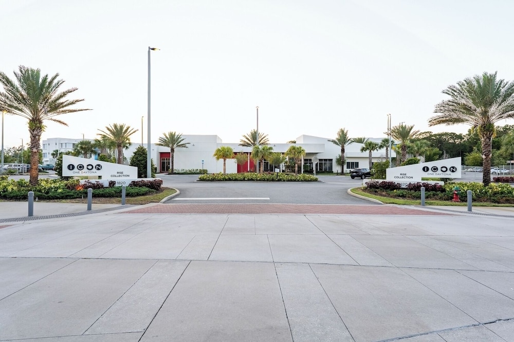 Daytona 3BR Getaway Pool, Gym, Pet Friendly