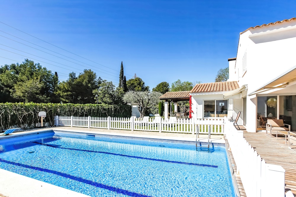 Just 10 Minutes From Sitges, House With Private Garden and Pool-