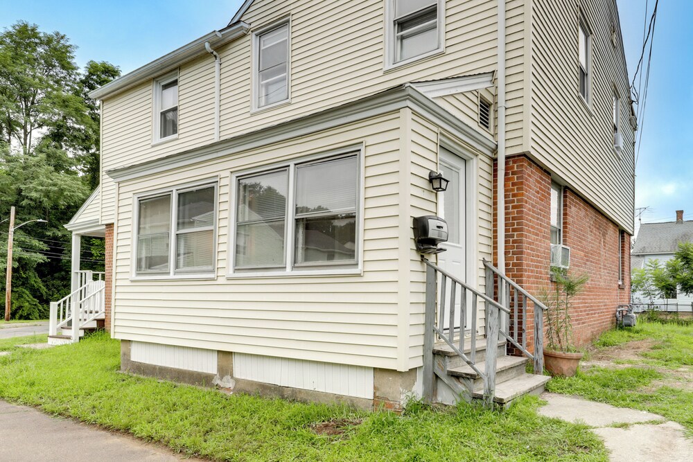 Easthampton Apartment Near Breweries & Rail Trail!
