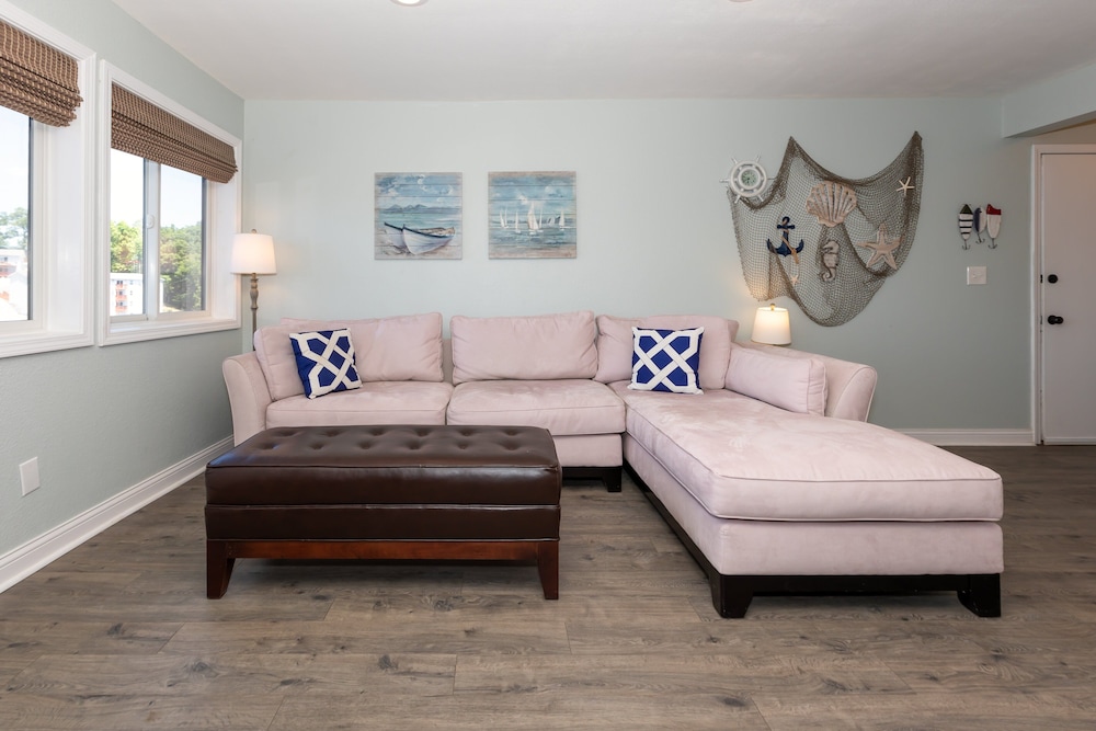 Pet-friendly Condo at Mm-19 w/ Boat Slip & Lake Views