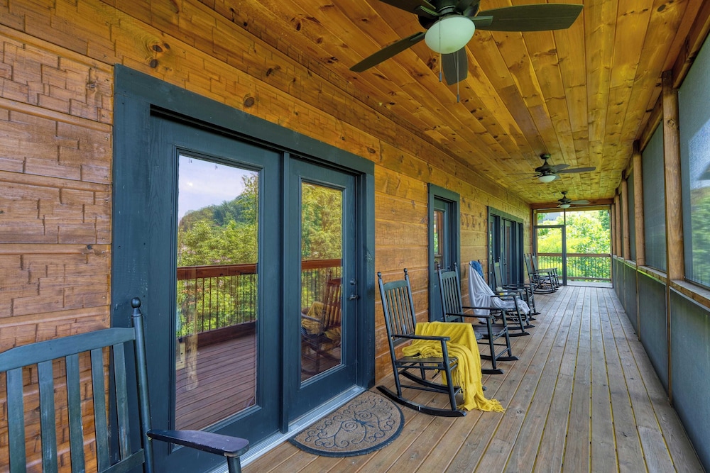 Evergreen Echo by Avantstay Cabin w/ Mountain Views, Theater, Game Room, and Hot Tub