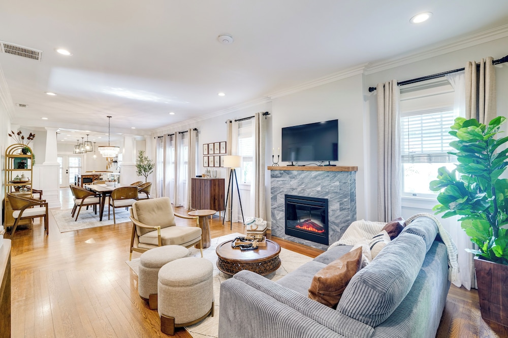 Renovated, Stylish Retreat w/ Patio in Lakeland!