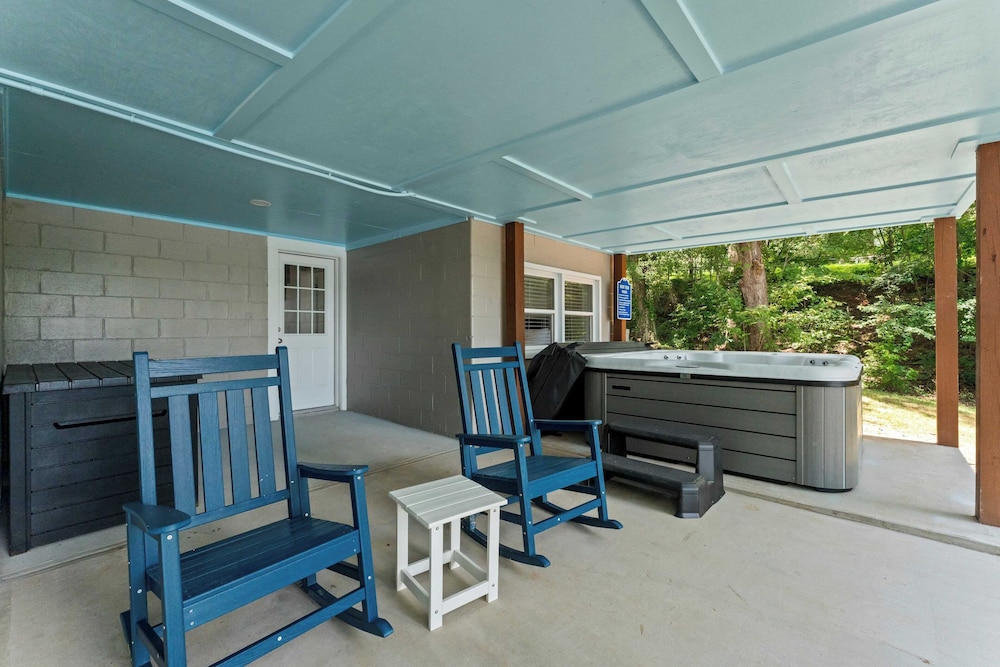Lake Days by Avantstay Hot Tub + Firepit + Game Room & Private Dock Access