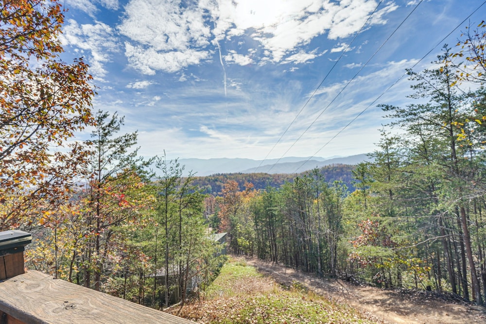 Cabin w/ Deck & Mountain Views Near Gatlinburg!