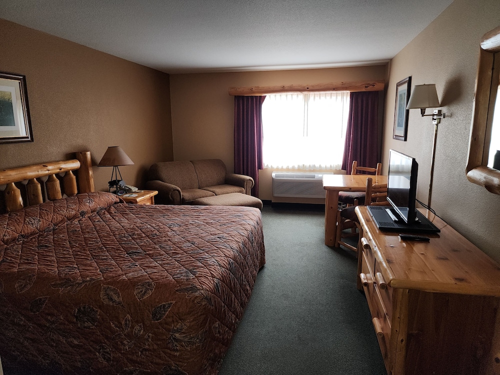 Pine Peaks Lodge & Suites