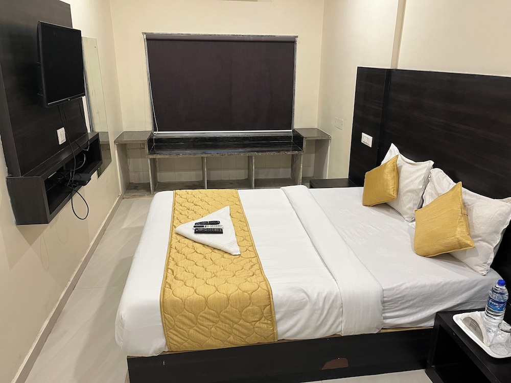 Mumbai Vacations - Hotel Wind Flower Regency - Near Kokilaben Hospital - Property Image 18