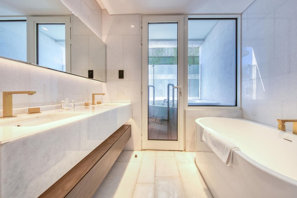 Vibrant Getaway in a Classy Five Palm Jumeirah Apt