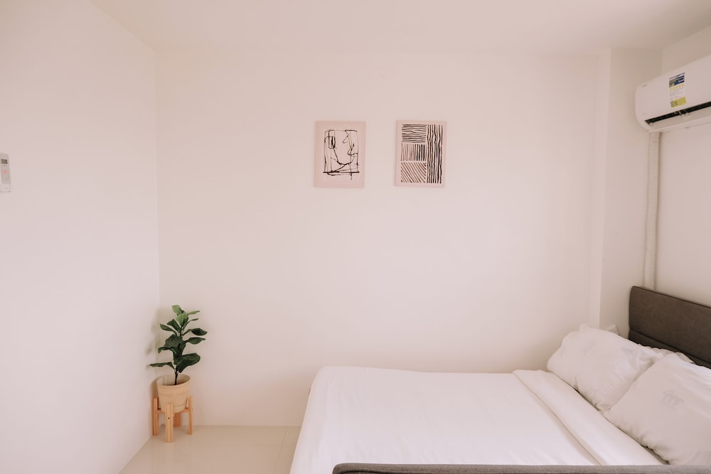 Chic & Cozy Metro Hideout