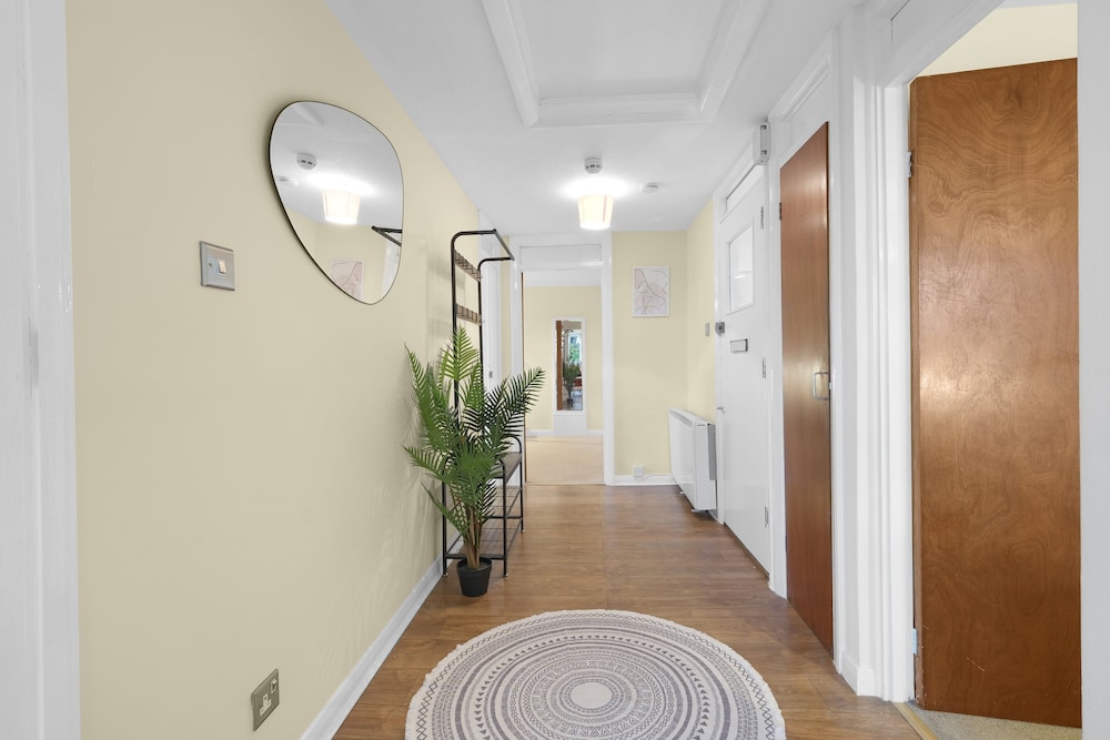 Modern 2 Bedroom Apt in Broadlands Court