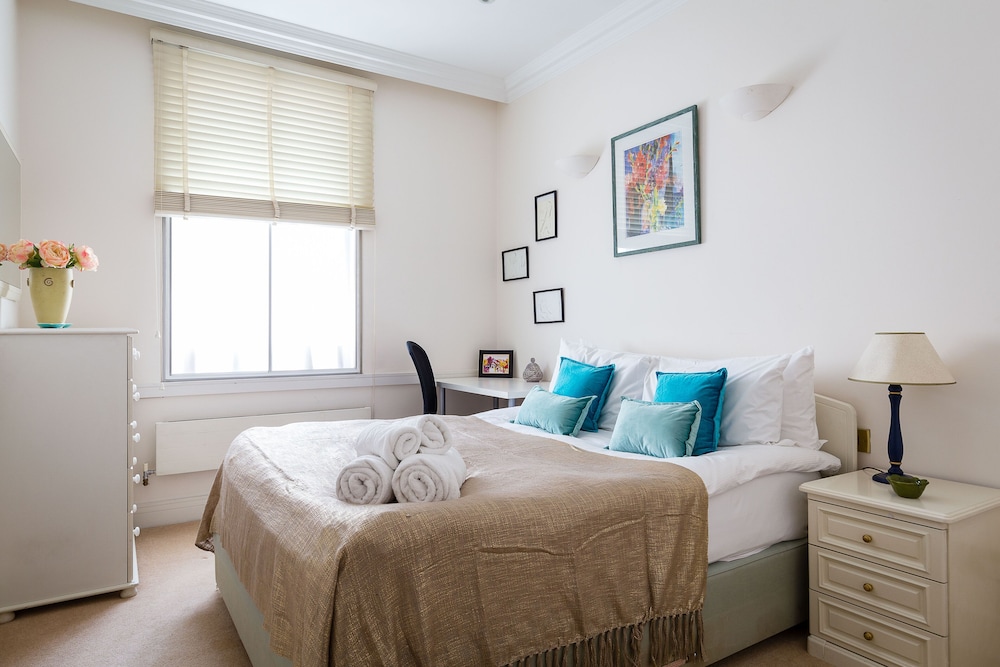 2-bed 2-bath Next to Park Lane