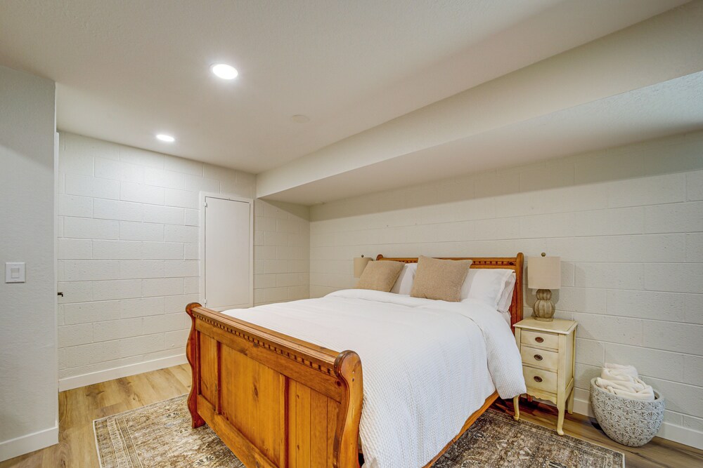 < 1 Mi to Shops: Uptown Sedona Home w/ Hot Tub!