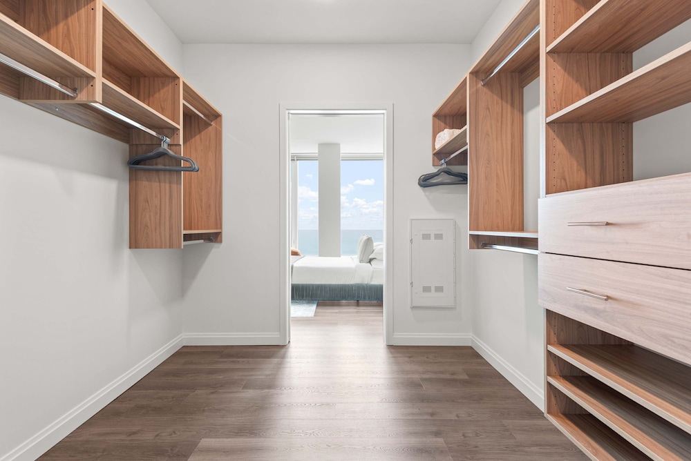 High-rise 65 Fl Apt w Lux Amenities Lake Views