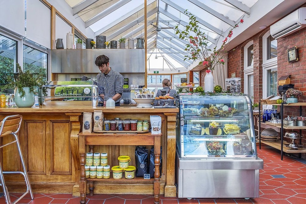 Cygnet Old Bank B & B Cafe & Gift Store