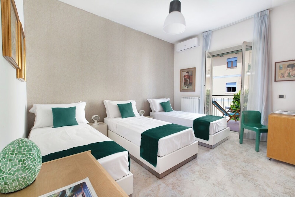 New Family 3 Bedrooms House In Sorrento